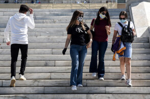 Στιγμιότυπο από την καθημερινότητα στο Σύνταγμα εν μέσω της πανδημίας του κορωνοιού