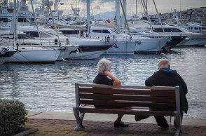 Ηλικιωμένοι σε παγκάκι στη Μαρίνα Αλίμου - Εξετάζεται να μπουν σε καραντίνα οι άνω των 65 για να προστατευτούν από τον κορωνοϊό
