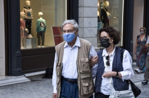 Σε ισχύ τα νέα μέτρα προστασίας κατά της πανδημίας στην περιφέρεια Αττικής, στιγμιότυπα από την καθημερινότητα