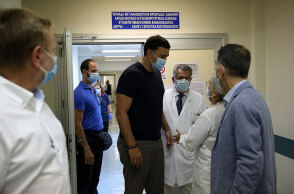 Βασίλης Κικίλιας - ΦΩΤΟ ΑΡΧΕΙΟΥ από την επίσκεψή του στο νοσοκομείο «Αττικόν»