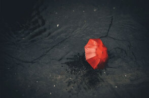 Ομπρέλα στη βροχή - Η ΕΜΥ επικαιροποιεί το έκτακτο δελτίο επικίνδυνων φαινομένων