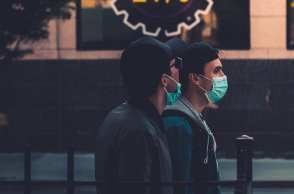 Πολίτες με μάσκα