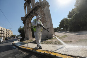 Κορωνοϊός στην Αθήνα: Απολύμανση από τον Δήμο Αθηναίων μπροστά στην Πύλη του Αδριανού