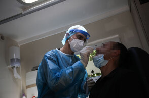 Έλεγχος με rapid test για τον κορωνοϊό στο κέντρο της Αθήνας από κλιμάκιο του ΕΟΔΥ