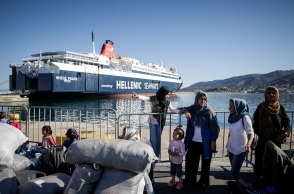 Πρόσφυγες εν αναμονή πλοίου 