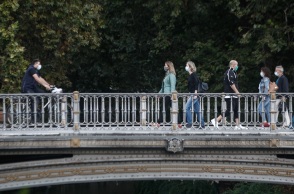 Πολίτες με μάσκα στα Τρίκαλα 