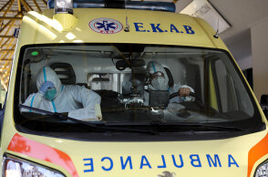 Πλήρωμα του ΕΚΑΒ με προστατευτικές στολές για τον κορωνοϊό