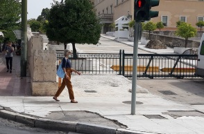 Φθαρμένο πεζοδρόμιο στον Άγνωστο Στρατιώτη 