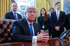 Ο Ντόναλντ Τραμπ στο Οβάλ Γραφείο - Στο πίσω μέρος η 31χρονη σύμβουλος Χόουπ Χικς