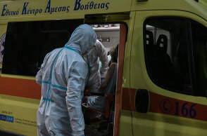 Εργαζόμενοι στην Υγεία με προστατευτικές στολές για τον κορωνοϊό μεταφέρουν ηλικιωμένο από το γηροκομείο στον Άγιο Παντελεήμονα