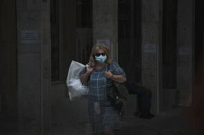 Γυναίκα με προστατευτική μάσκα για τον κορωνοϊό στο κέντρο της Αθήνας