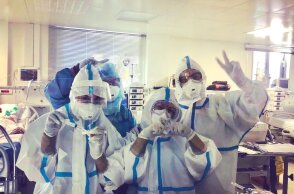 Γιατροί σε μονάδα covid19 