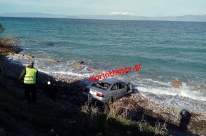 Αυτοκίνητο έπεσε στη θάλασσα