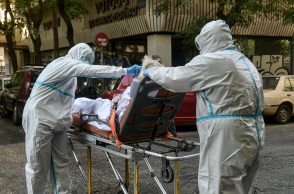 Ακόμα 4 ηλικιωμένοι από το Γηροκομείο στον Άγιο Παντελεήμονα βγήκαν θετικοί σε τεστ που διενήργησε ο ΕΟΔΥ και αναμένεται να μεταφερθούν τις επόμενες ώρες 