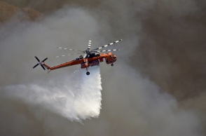 Φωτιά ξέσπασε σε δασική έκταση με πεύκα στη Ζάκυνθο, στην περιοχή Βολίμες. Ισχυροί άνεμοι δυσκολεύουν το έργο των πυροσβεστικών δυνάμεων 