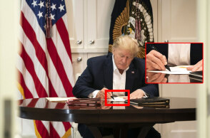 Ο Ντόναλντ Τραμπ στην προεδρική σουίτα του στρατιωτικού νοσοκομείου όπου νοσηλεύεται με κορωνοϊό, υπογράφει σε λευκή σελίδα