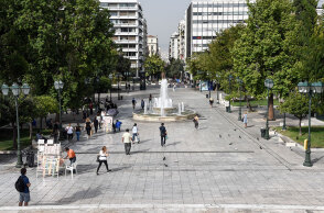 Στιγμιότυπο από την πλατεία Συντάγματος - Πάνω από 20.000 τα συνολικά επιβεβαιωμένα κρούσματα κορωνοϊού στην Ελλάδα