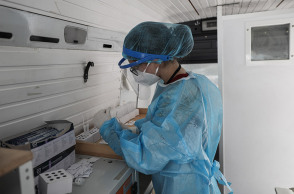 ΤΕΣΤ ΚΟΡΟΝΟΪΟΥ ΑΠΟ ΚΙΝΗΤΕΣ ΜΟΝΑΔΕΣ ΣΤΗΝ ΠΛΑΤΕΙΑ ΔΑΒΑΚΗ ΣΤΗΝ ΚΑΛΛΙΘΕΑ