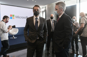 Ο ΠΡΩΘΥΠΟΥΡΓΟΣ, ΚΥΡ. ΜΗΤΣΟΤΑΚΗΣ ΚΑΙ Ο ΠΡΟΕΔΡΟΣ ΤΗΣ MICROSOFT B. SMITH ΣΕ ΕΚΔΗΛΩΣΗ ΓΙΑ ΤΗΝ ΠΑΡΟΥΣΙΑΣΗ ΝΕΑΣ ΕΠΕΝΔΥΣΗΣ ΣΤΗΝ ΕΛΛΑΔΑ 