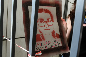 ΣΥΓΚΕΝΤΡΩΣΗ ΑΛΛΗΛΕΓΓΥΩΝ ΚΑΙ ΦΕΜΙΝΙΣΤΙΚΩΝ ΟΡΓΑΝΩΣΕΩΝ ΕΝ ΑΝΑΜΟΝΗ ΤΗΣ ΑΠΟΦΑΣΗΣ ΣΤΗ ΔΙΚΗ ΤΗΣ ΕΛΕΝΗΣ ΤΟΠΑΛΟΥΔΗ 