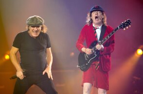 AC/DC  - O τραγουδιστής Brian Johnson και ο κιθαρίστας Angus Young