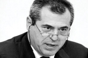 Ο Άγγελος Χατζάκης μιλάει στην ATHENS VOICE