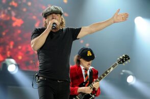 AC/DC  - O τραγουδιστής Brian Johnson και ο κιθαρίστας Angus Young