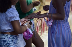 Μαθητές που κρατούν μάσκα στο προαύλιο του σχολείου