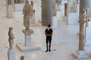 Επισκέπτης με προστατευτική μάσκα για τον κορωνοϊό στο Μουσείο της Ακρόπολης