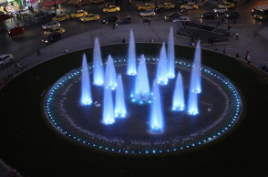  Ευρωπαϊκή Ημέρα για την δυσλεξία - Το σιντριβάνι της Ομόνοιας φωταγωγήθηκε μπλε από τον Δήμο Αθηναίων 