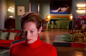 Η Τίλντα Σουίντον στην ταινία του Αλμοδόβαρ «Η Ανθρώπινη Φωνή»