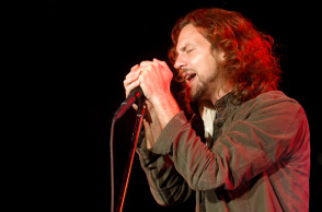 Στιγμιότυπο από τη συναυλία των Pearl Jam στην Ελλάδα τον Σεπτέμβριο του 2006