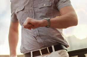 Άνδρας κοιτάει το ρολόι του - Πότε γίνεται η αλλαγή ώρας