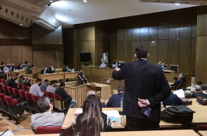 Στιγμιότυπο από τη δίκη της Χρυσής Αυγής, καθώς συνεχίζεται η ακροαματική διαδικασία για τα ελαφρυντικά