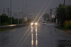 Αυτοκίνητα στη βροχή - Έκτακτο δελτίο επιδείνωσης του καιρού από την ΕΜΥ για τη Δευτέρα 12 Οκτωβρίου 2020