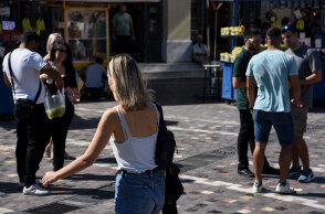 Πολίτες περπατούν στο κέντρο της Αθήνας