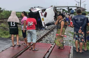 Συντρίμμια στις ράγες στην Ταϊλάνδη μετά τη φονική σύγκρουση τρένου με λεωφορείο