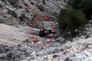 Τροχαίο δυστύχημα στο Αγρίνιο - Το αυτοκίνητο που έπεσε στον γκρεμό