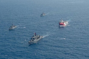 To Oruc Reis εντός της ελληνικής υφαλοκρηπίδας, συνοδεία τουρκικών πολεμικών πλοίων