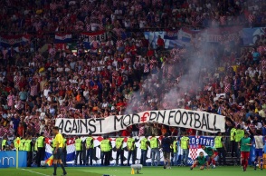 Οπαδικό πανό σε αγώνα ποδοσφαίρου με το σύνθημα "Against Modern Football"