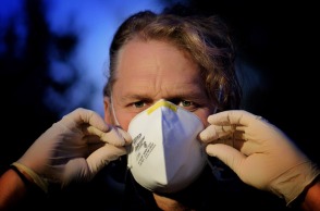 Άνδρας με γάντια και μάσκα προστασίας