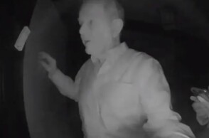 Ο Ρόμπερτ Γουίλσον τη στιγμή που ξυπνά τον Πολ Μίλγκραμ για να του ανακοινώσει πως κέρδισαν το Νόμπελ 