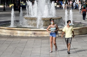 Πολίτες με μάσκα στο κέντρο της Αθήνας 