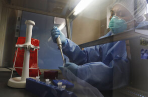 Γιατρός με προστατευτική στολή για τον κορωνοϊό σε νοσοκομείο στο Περού