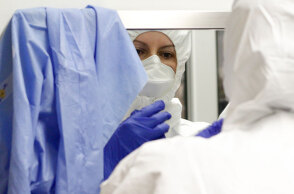 Εργαζόμενη στην Εντατική στο νοσοκομείο «Αττικόν»