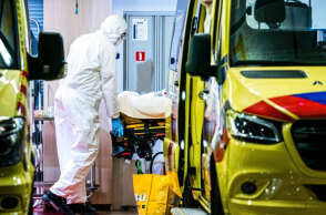 Διακομιδή κρούσματος κορωνοϊού με ασθενοφόρο στην Ολλανδία