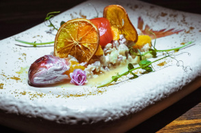 Σε ένα ακρογιάλι του Θερμαϊκού, έχοντας ήδη συμπληρώσει 75 χρόνια λειτουργίας, η 4η γενιά της οικογένειας Μαμάη, η Ντίνα, η Γωγώ και ο Δημήτρης συστήνουν ξανά το φημισμένο Maiami Seafood Restaurant.