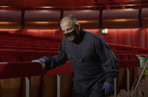 Ο βαρύτονος Χάρης Ανδριανός στο απολαυστικό βίντεο της Εθνικής Λυρικής Σκηνής για την αυστηρή τήρηση των μέτρων προστασίας από τον κορωνοϊό