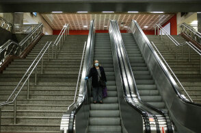 Γυναίκα με μάσκα για τον κορωνοϊό στον σταθμό του Μετρό «Σύνταγμα»