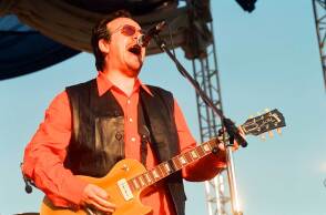 Στιγμιότυπο από τη συναυλία του Elvis Costello στην Αθήνα το 1996